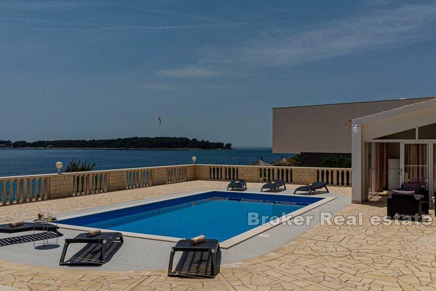 Una casa in pietra unica al mare