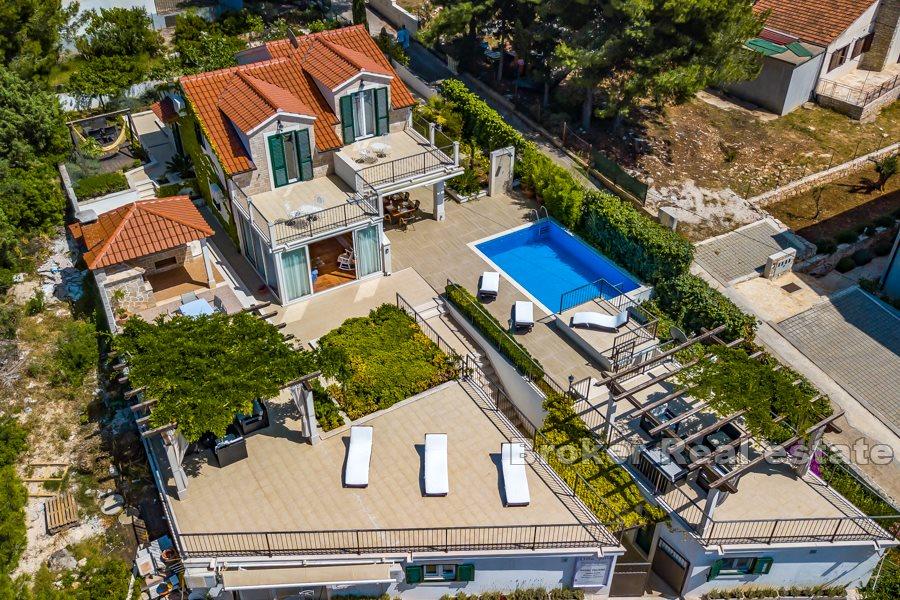 Villa con vista mare e piscina
