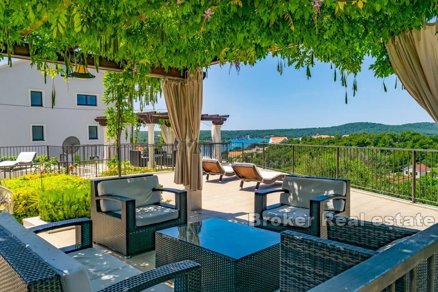 Villa con vista mare e piscina