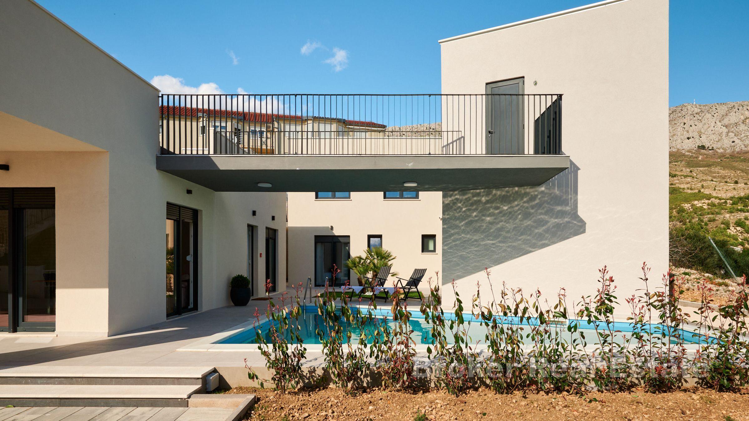 Villa nouvellement construite avec vue mer et piscine