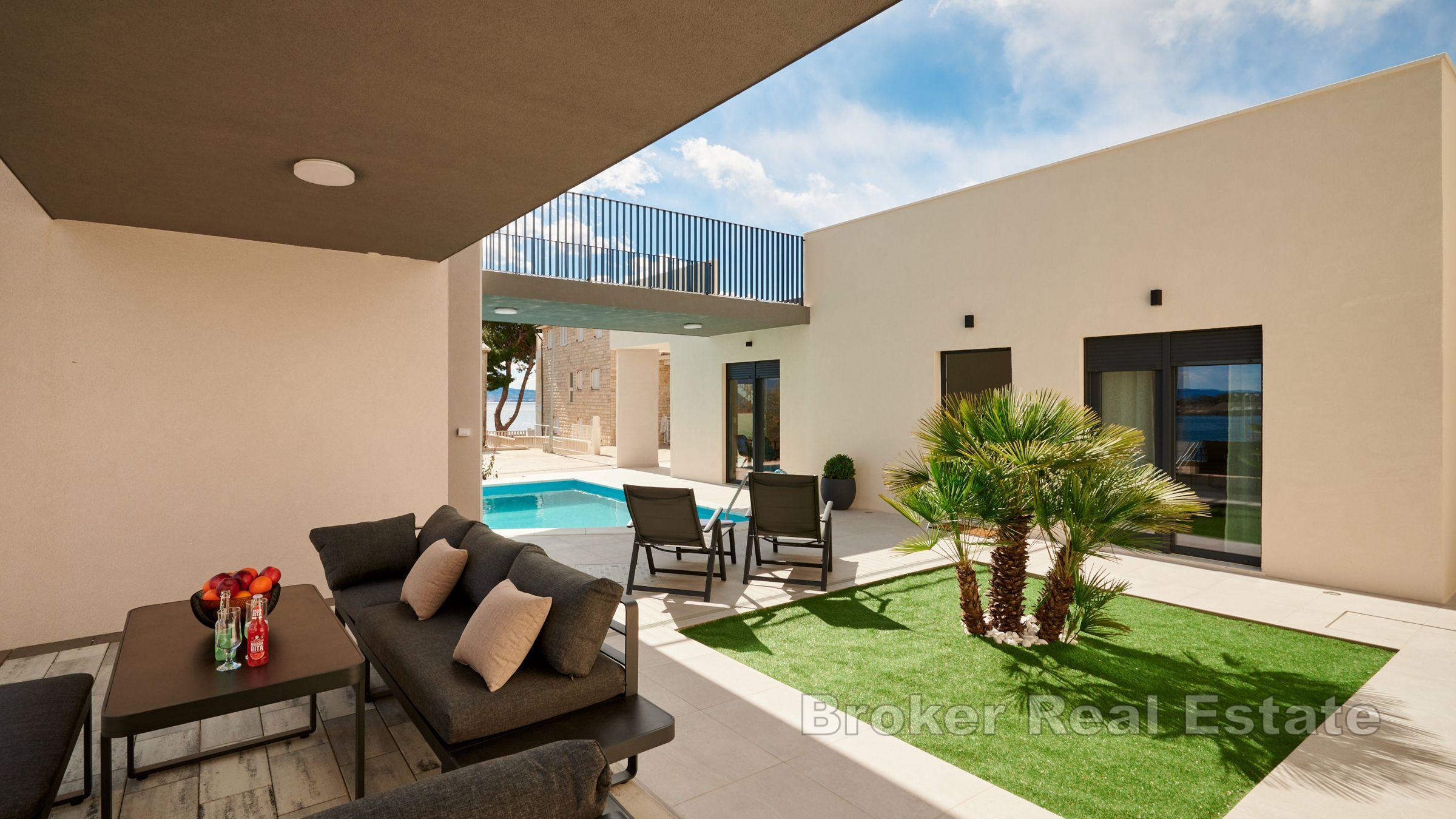 Villa nouvellement construite avec vue mer et piscine
