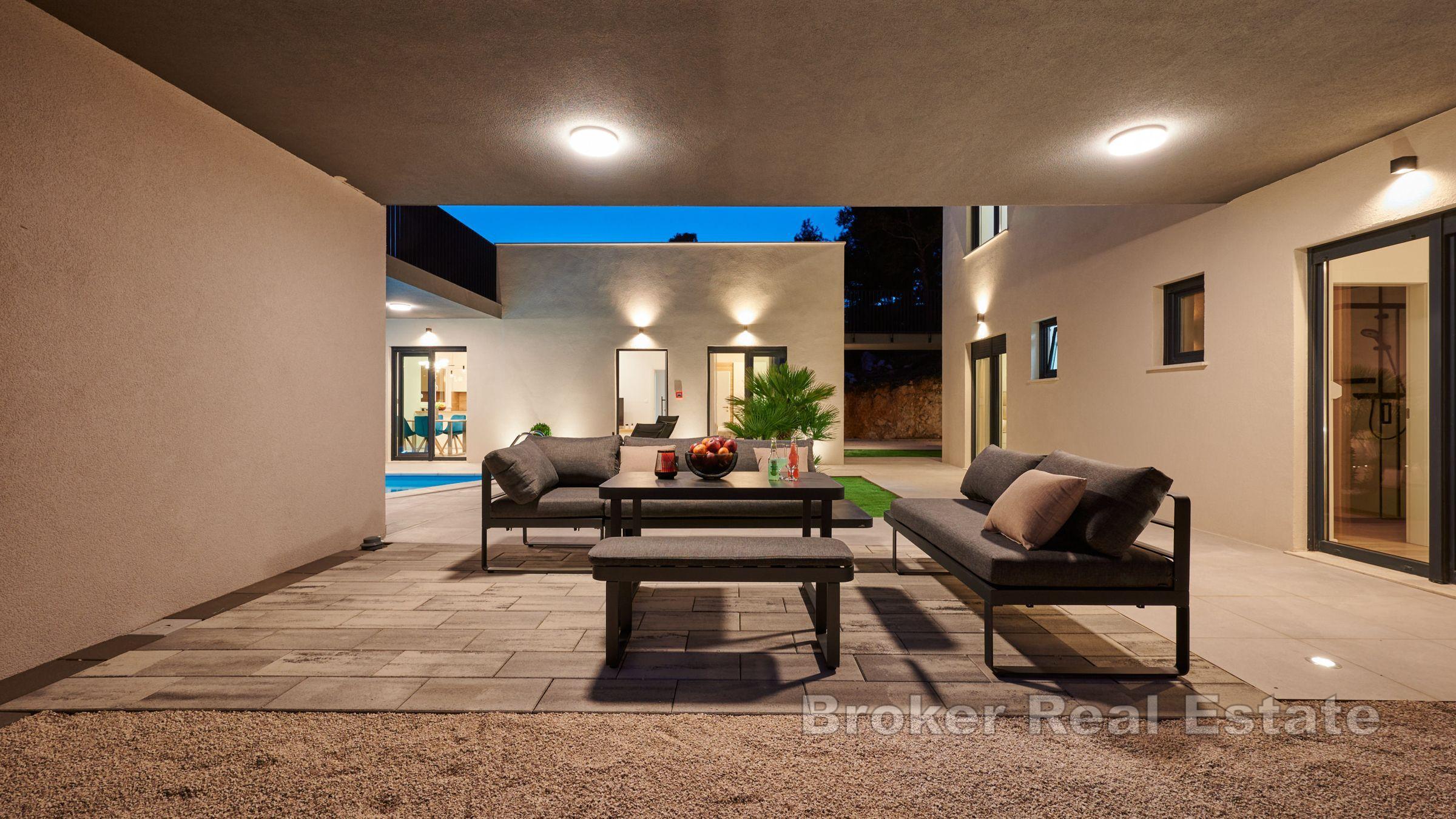 Villa nouvellement construite avec vue mer et piscine