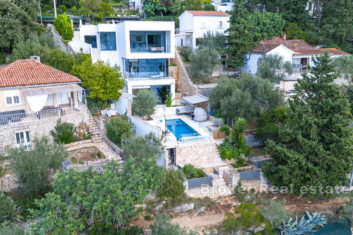 Moderní vila s bazénem u moře