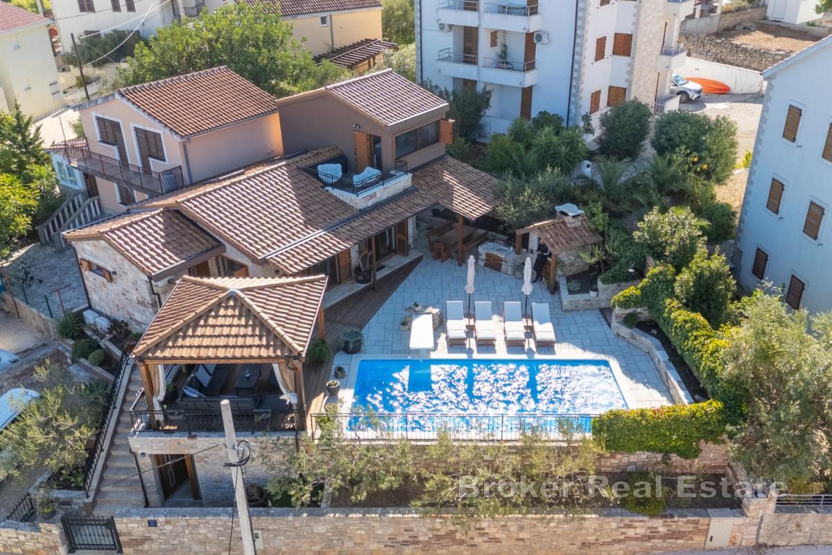 Casa in pietra con piscina e vista mare