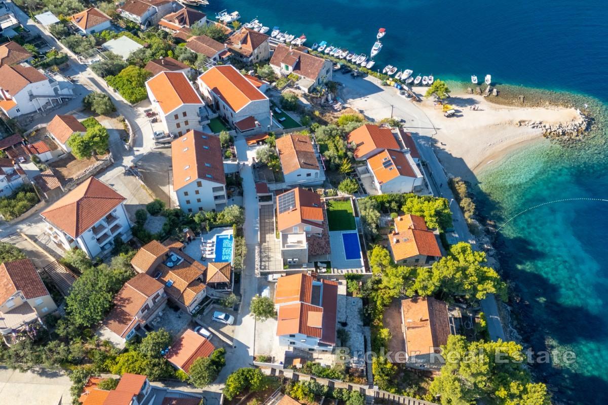 Casa in pietra con piscina e vista mare