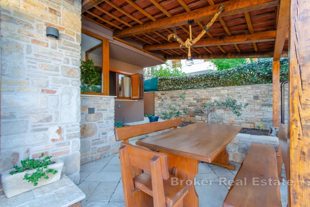 Casa in pietra con piscina e vista mare
