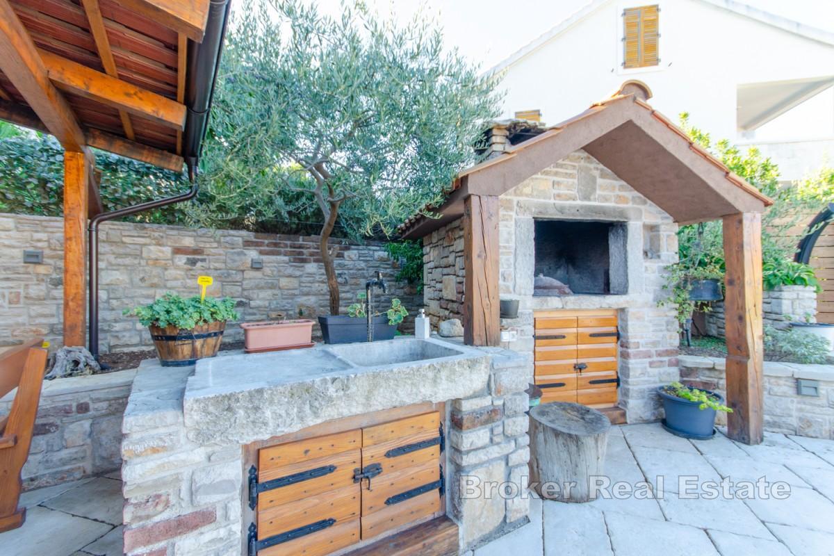 Casa in pietra con piscina e vista mare
