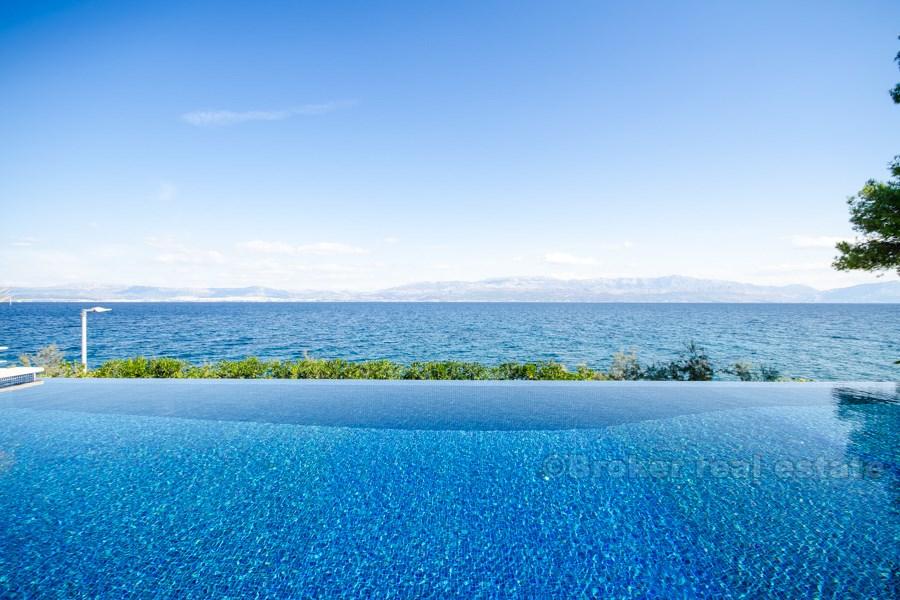 Villa de luxe avec piscine, première rangée à la mer, à vendre