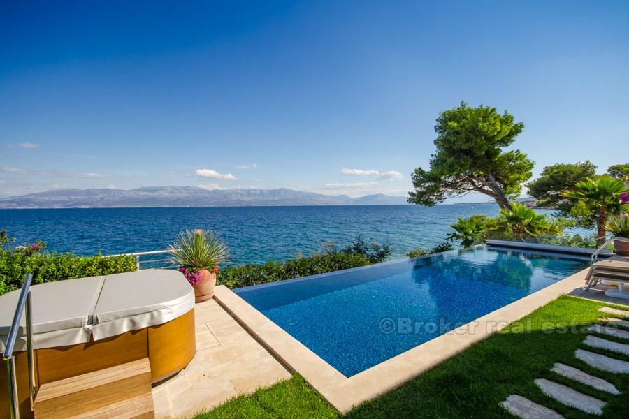 Villa de luxe avec piscine, première rangée à la mer, à vendre