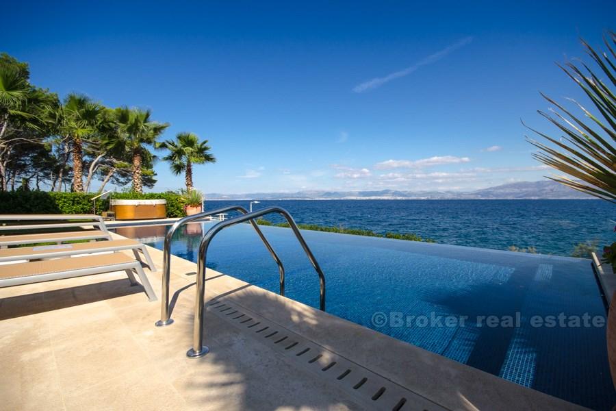 Villa de luxe avec piscine, première rangée à la mer, à vendre