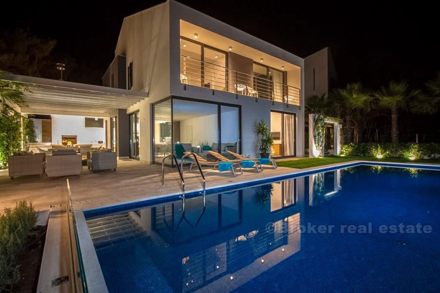 Villa de luxe avec piscine, première rangée à la mer, à vendre
