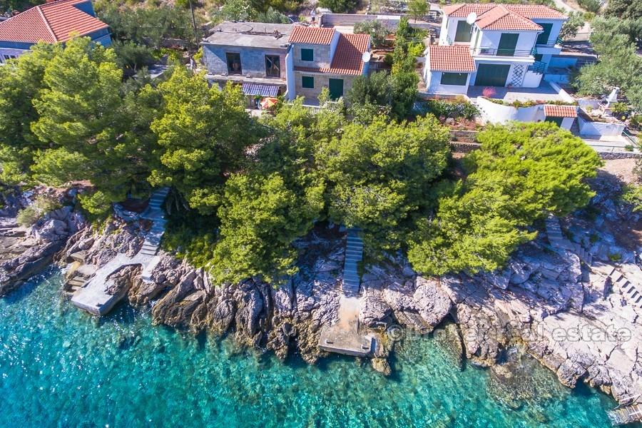 Fullstendig renovert eiendom ved sjøen, til salgs
