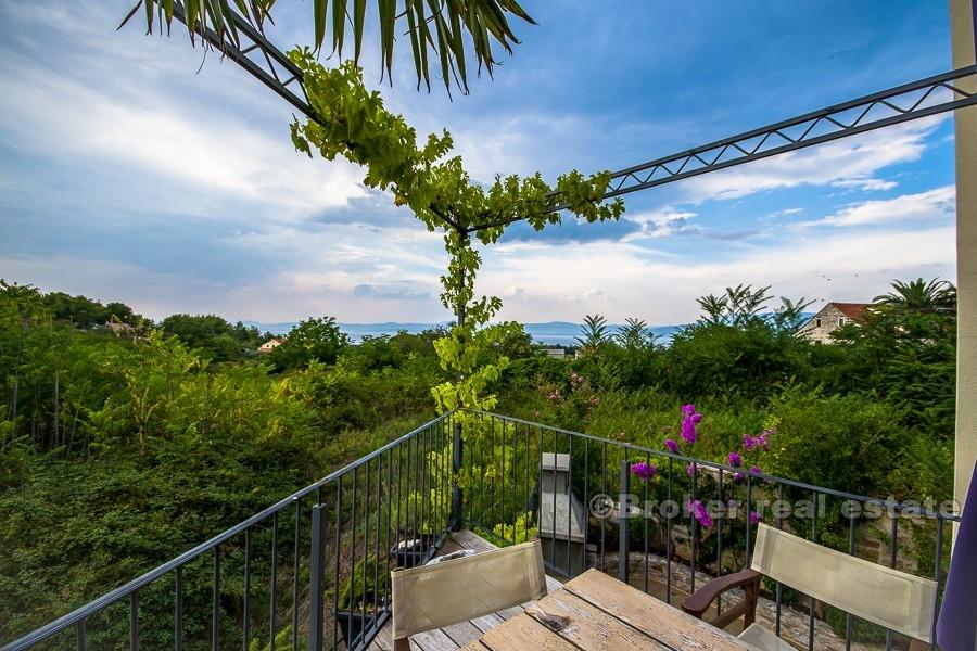 Renovert stein villa med svømmebasseng, til salgs