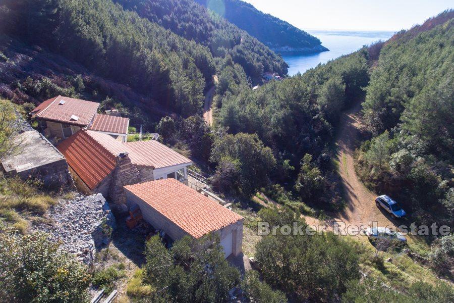 Tre edifici in una baia tranquilla