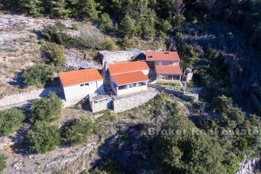 Tre edifici in una baia tranquilla