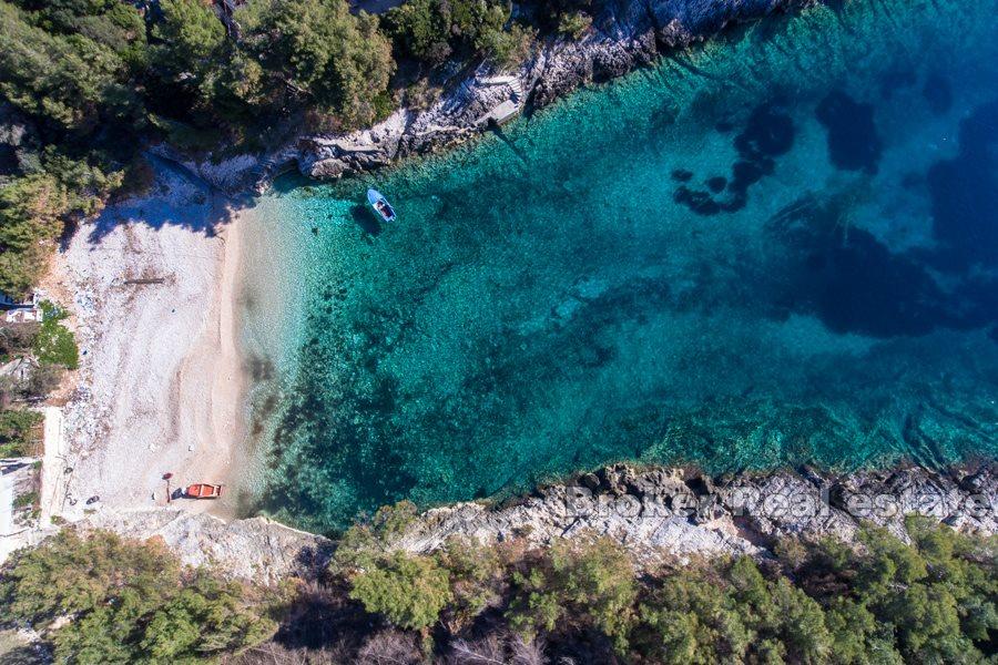 Tre edifici in una baia tranquilla