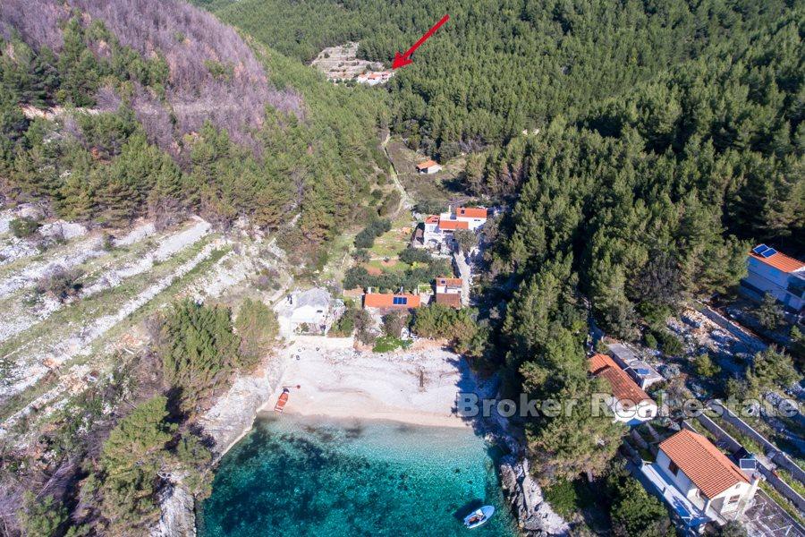 Tre edifici in una baia tranquilla