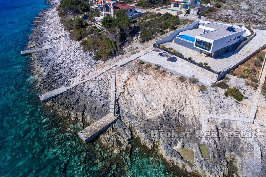Роскошная и современная вилла у моря