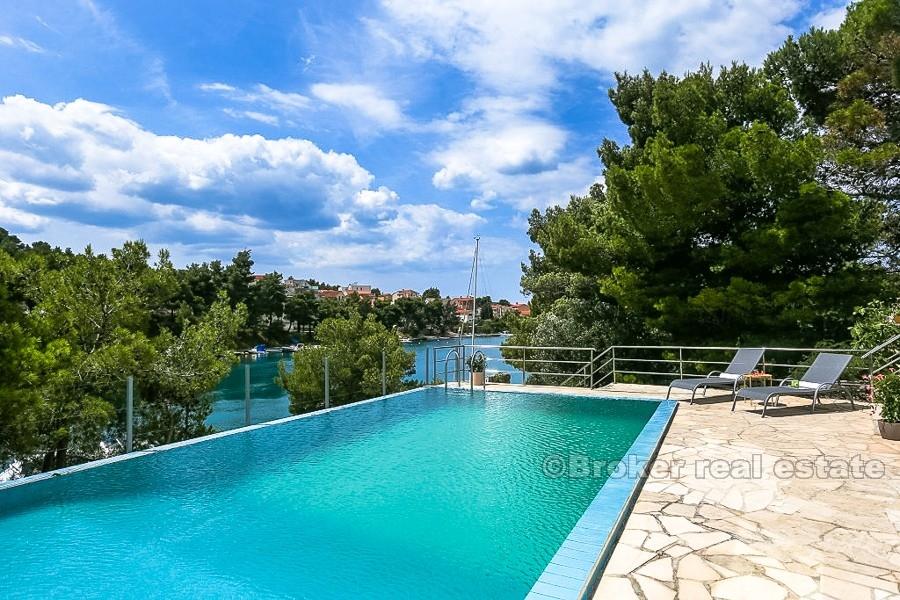 La maison / villa près de Sibenik, front de mer avec piscine, à vendre