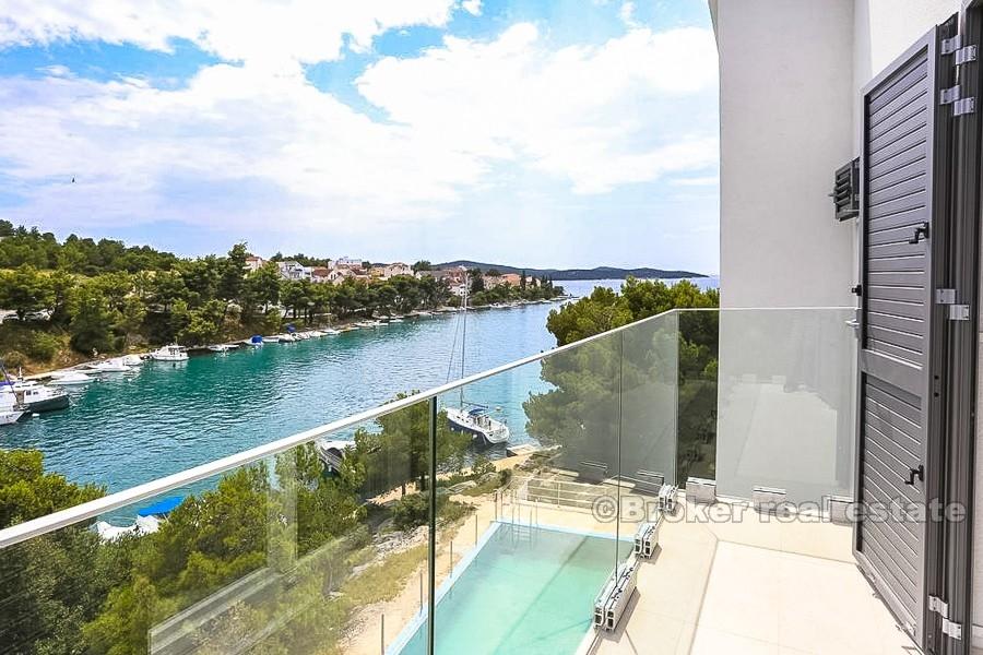 La maison / villa près de Sibenik, front de mer avec piscine, à vendre