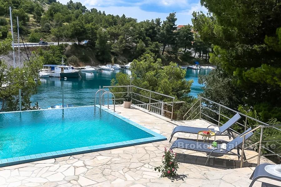 La maison / villa près de Sibenik, front de mer avec piscine, à vendre
