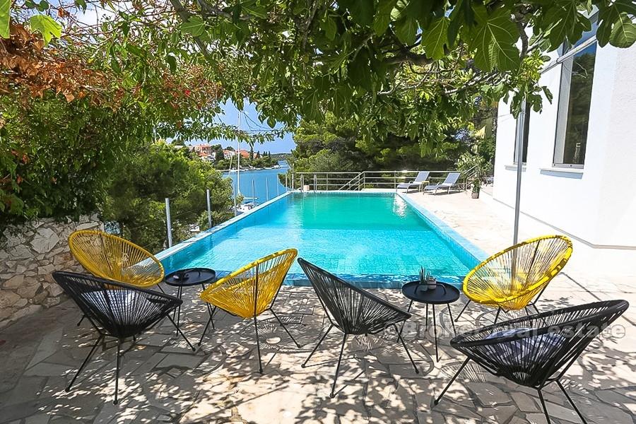 La maison / villa près de Sibenik, front de mer avec piscine, à vendre