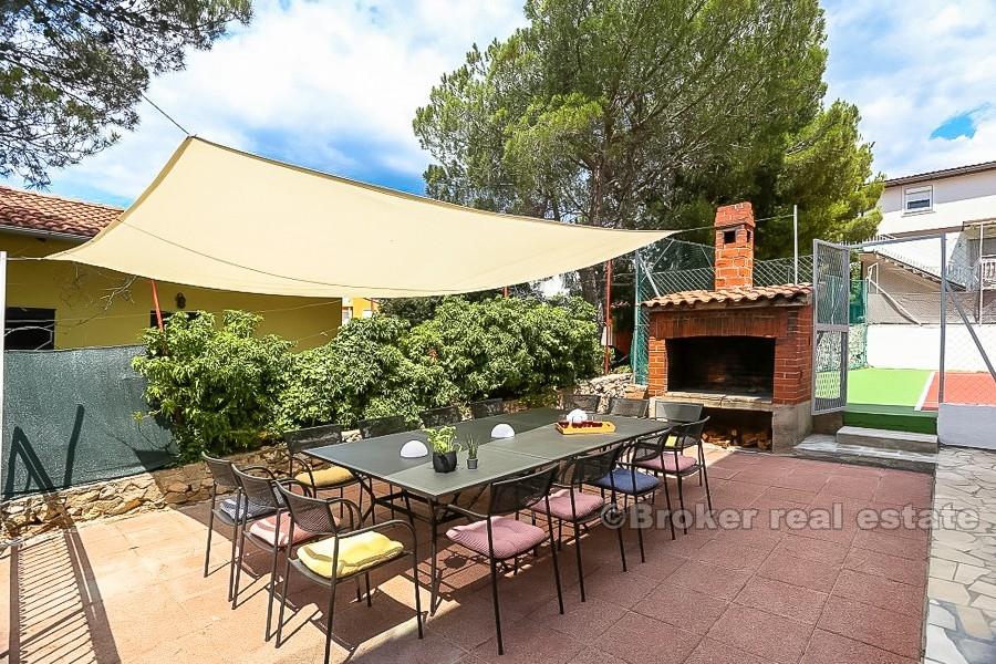 La maison / villa près de Sibenik, front de mer avec piscine, à vendre