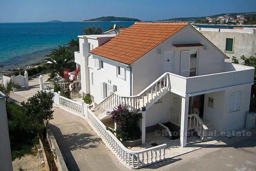 Hus / Villa i Rogoznica, på en sandstrand med utsikt over havet, for salg