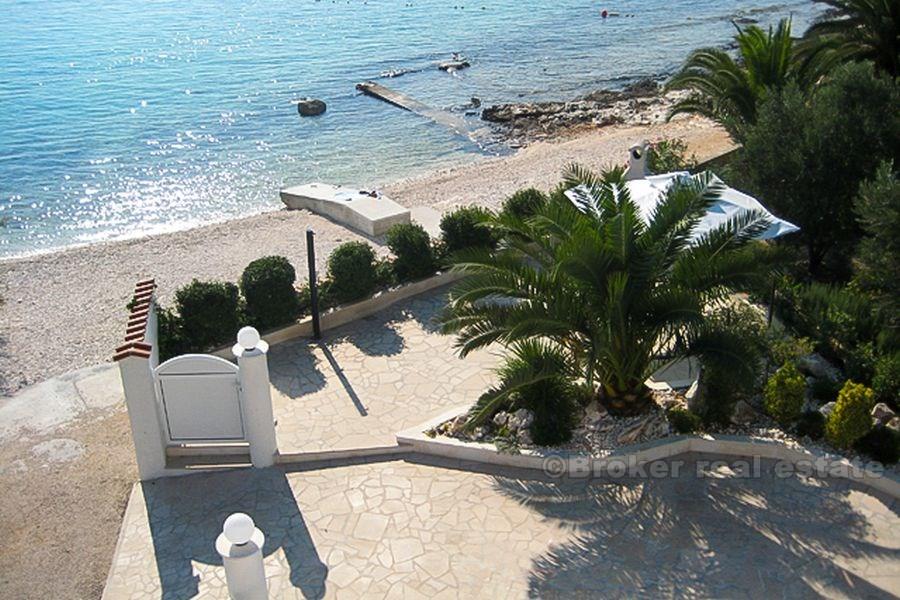 Hus / Villa i Rogoznica, på en sandstrand med utsikt over havet, for salg