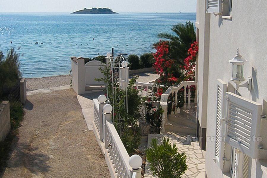 Hus / Villa i Rogoznica, på en sandstrand med utsikt over havet, for salg