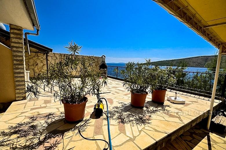 Maison / Villa, Propriété dans la première rangée de la mer avec plage privée, à vendre