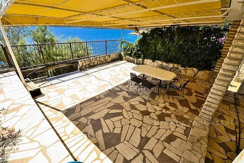 Maison / Villa, Propriété dans la première rangée de la mer avec plage privée, à vendre
