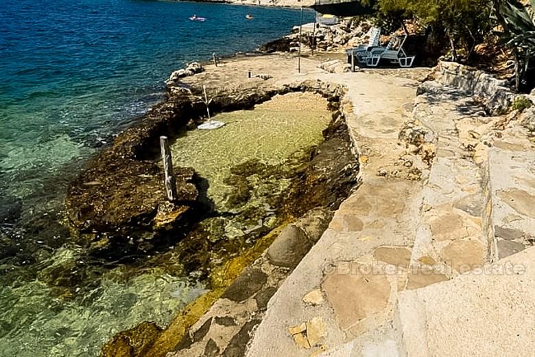 Maison / Villa, Propriété dans la première rangée de la mer avec plage privée, à vendre