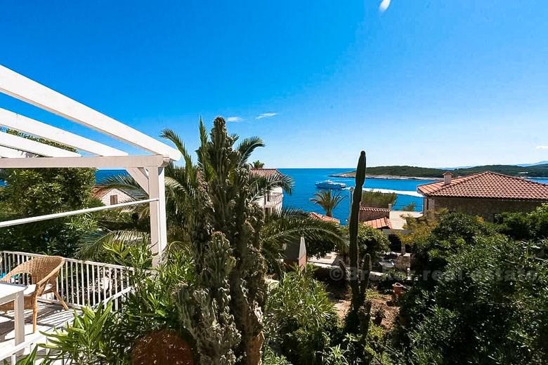 Hus / Villa, renovert steinhus med havutsikt