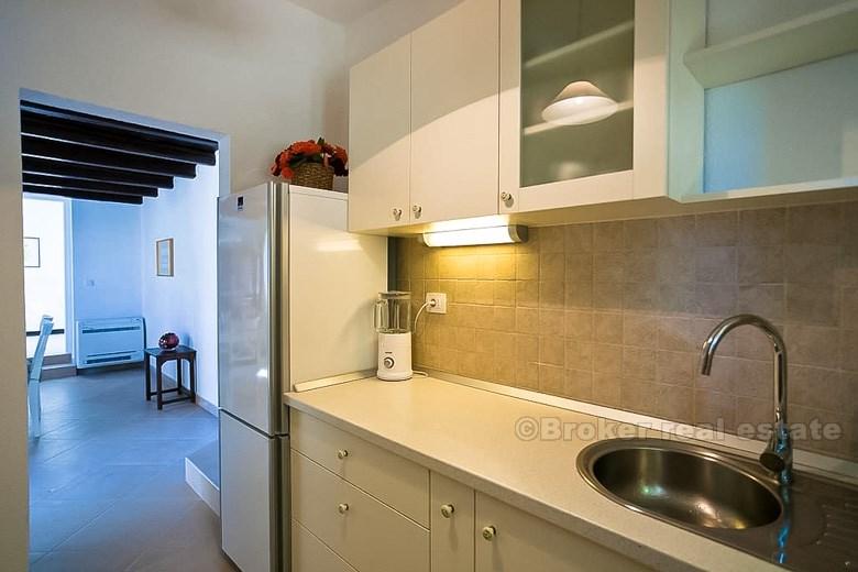 Hus / Villa, renovert steinhus med havutsikt