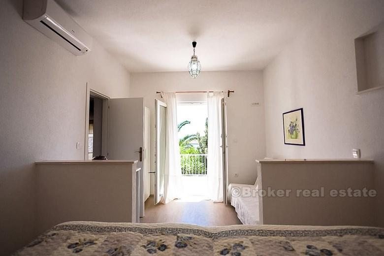 Hus / Villa, renovert steinhus med havutsikt