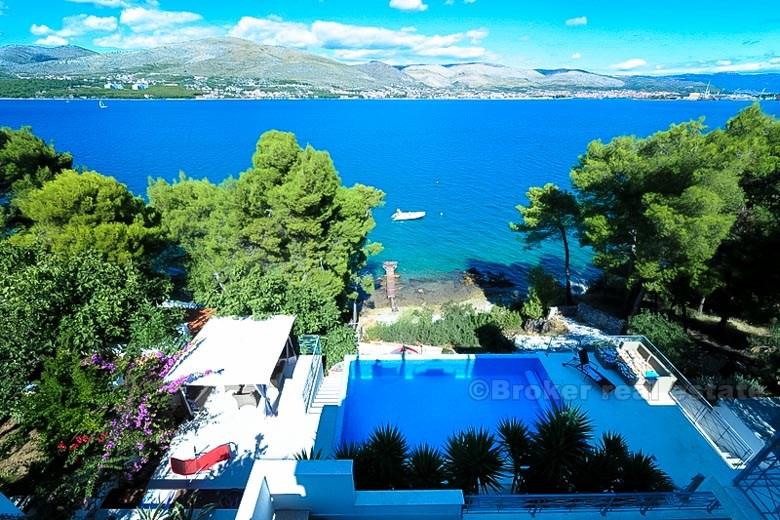 Maison / villa avec piscine, première rangée à la mer