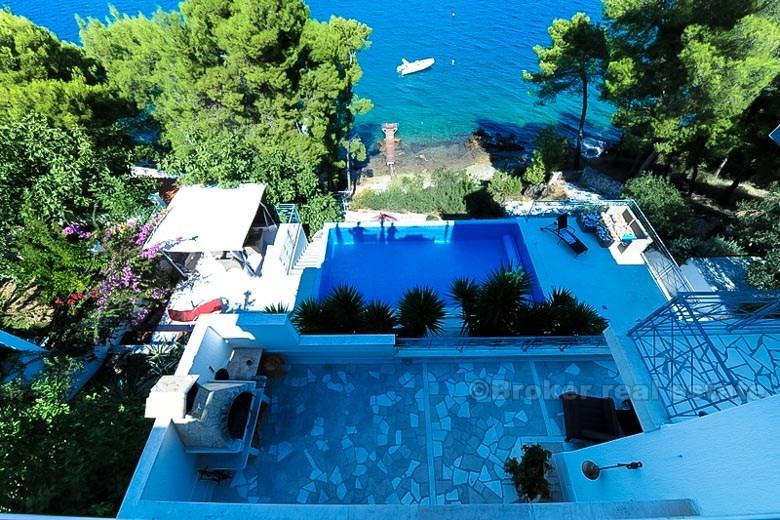 Maison / villa avec piscine, première rangée à la mer