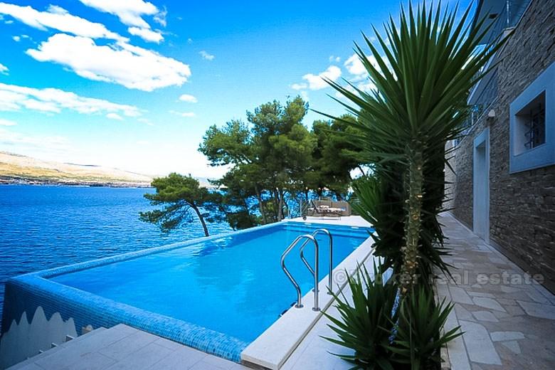 Maison / villa avec piscine, première rangée à la mer