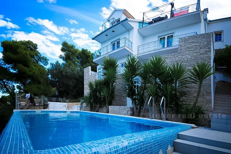 Maison / villa avec piscine, première rangée à la mer