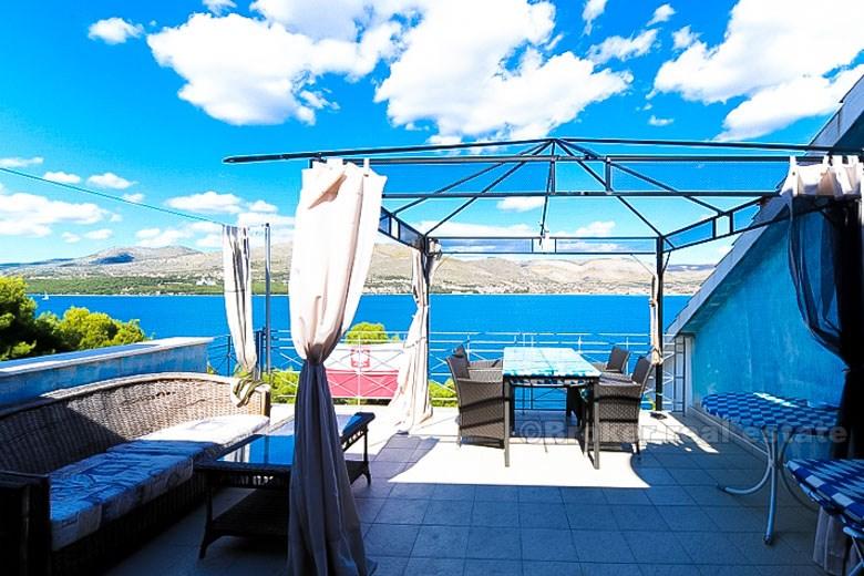 Maison / villa avec piscine, première rangée à la mer