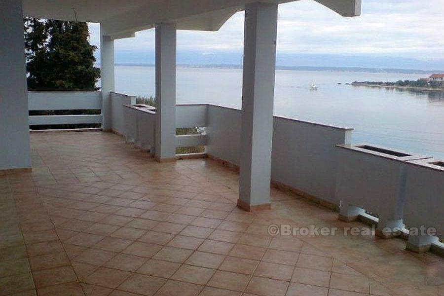 Maison / Villa, 500 m2 de surface habitable, première rangée de la mer