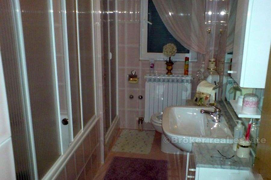 Maison / Villa, 500 m2 de surface habitable, première rangée de la mer