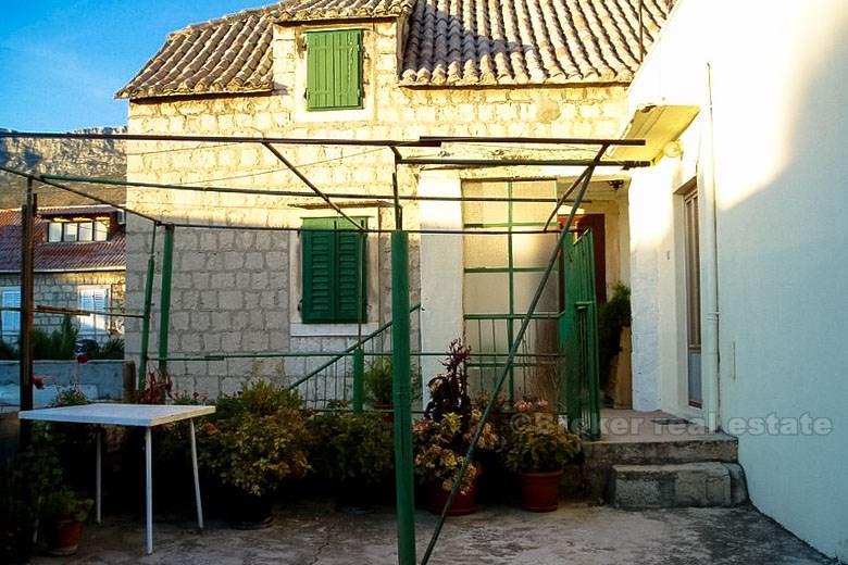 Maison en pierre à Kastela, à 50m de la mer, à vendre