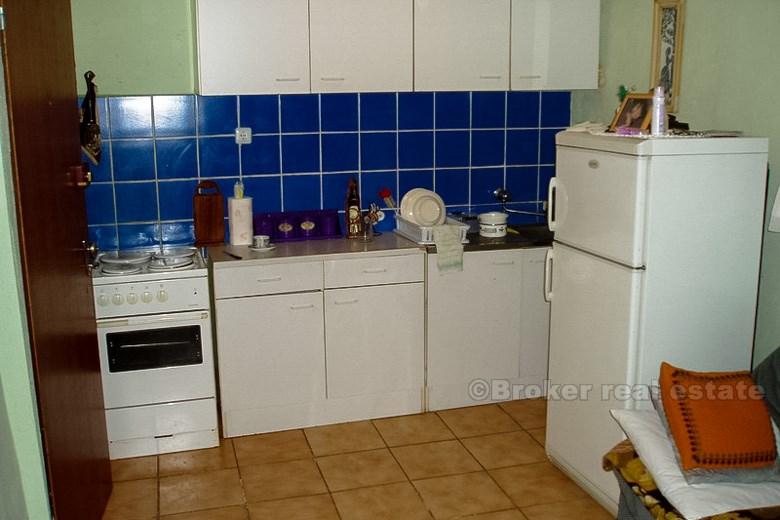 Maison en pierre à Kastela, à 50m de la mer, à vendre