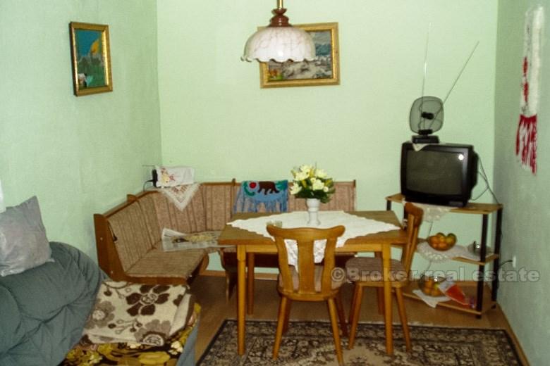 Maison en pierre à Kastela, à 50m de la mer, à vendre