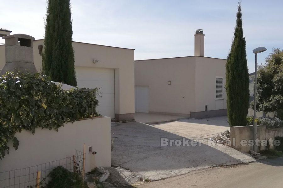 Modernes einstöckiges Haus mit Meerblick