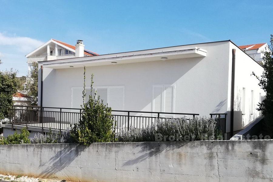 Modernes einstöckiges Haus mit Meerblick