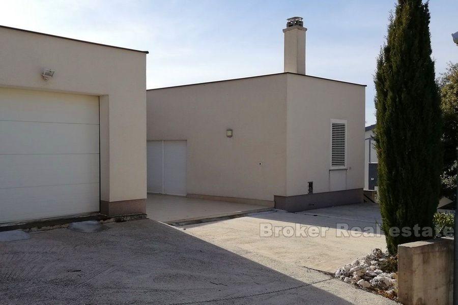 Modernes einstöckiges Haus mit Meerblick