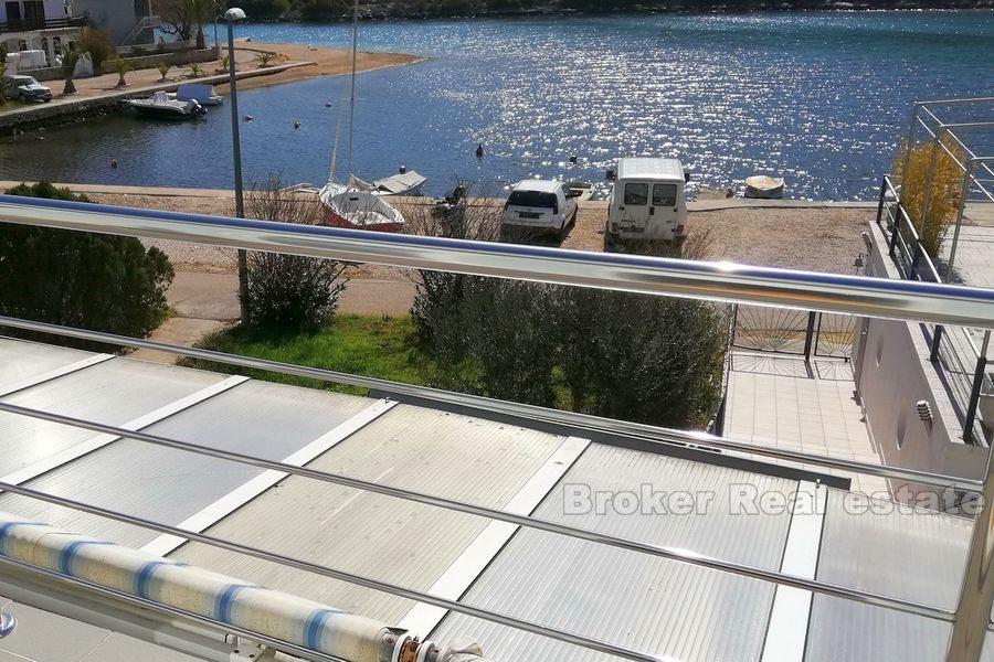 Seafront hus med båt kaj, til salgs